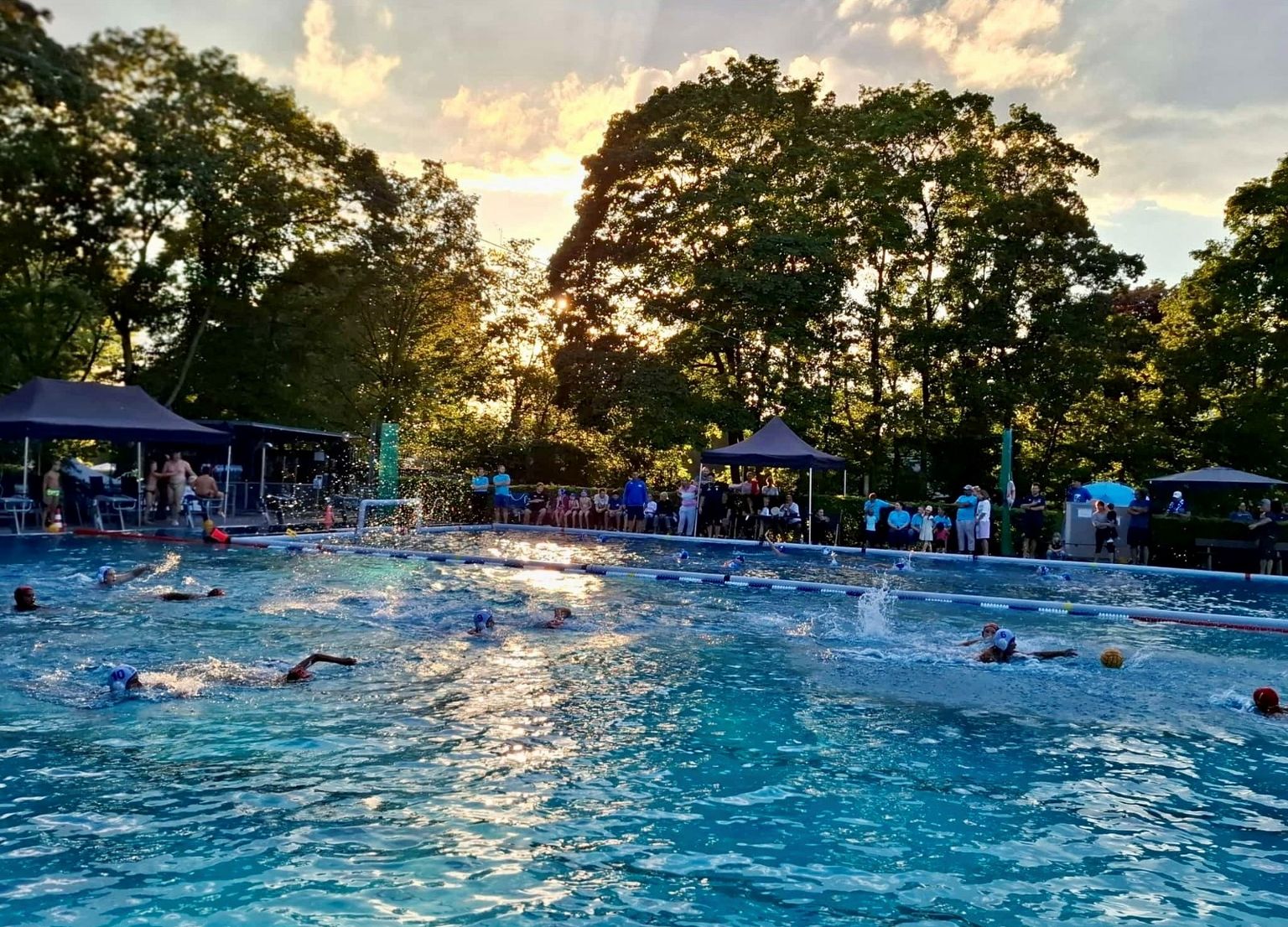 Bild zu Sommer, Sonne, Freibad und vor allem: WASSERBALL!