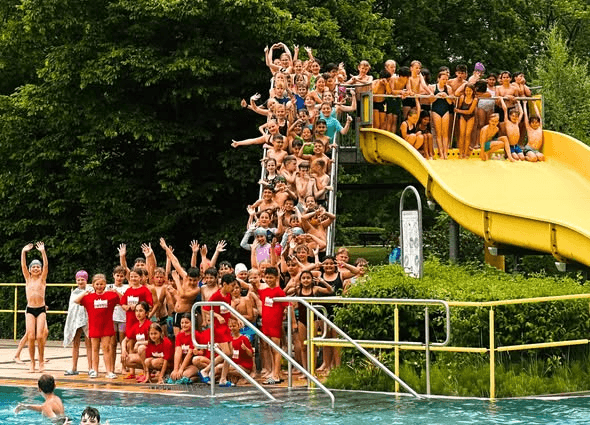 Bild zu Begeisterung für Wasserball bei Neuköllner Grundschulkindern