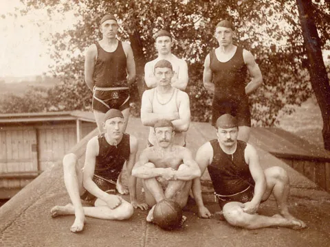 Erste Wasserball-Mannschaft des Arbeiter-Schwimmvereins Neukölln 1914