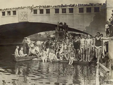 Kanalschwimmen an der Lohmühlenbrücke 1908