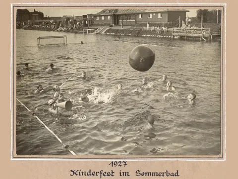 Kinderfest im Sommerbad 1927