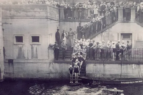 Quer durch Neukölln an der Lohmühlenbrücke 1936