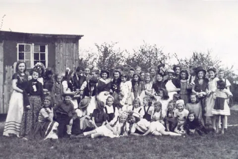 Erstes Kinderfest nach dem Krieg in der Grenzallee 1946