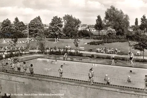 Das Sportbad Britz mit Blick zur Johannisthaler Chaussee um 1960