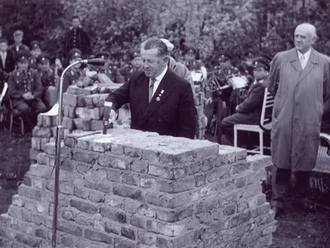 Grundsteinlegung für das Sportbad Britz am 16.5.1958 mit Rudolf Schadebach (Ehrenvorsitzender der SUN)