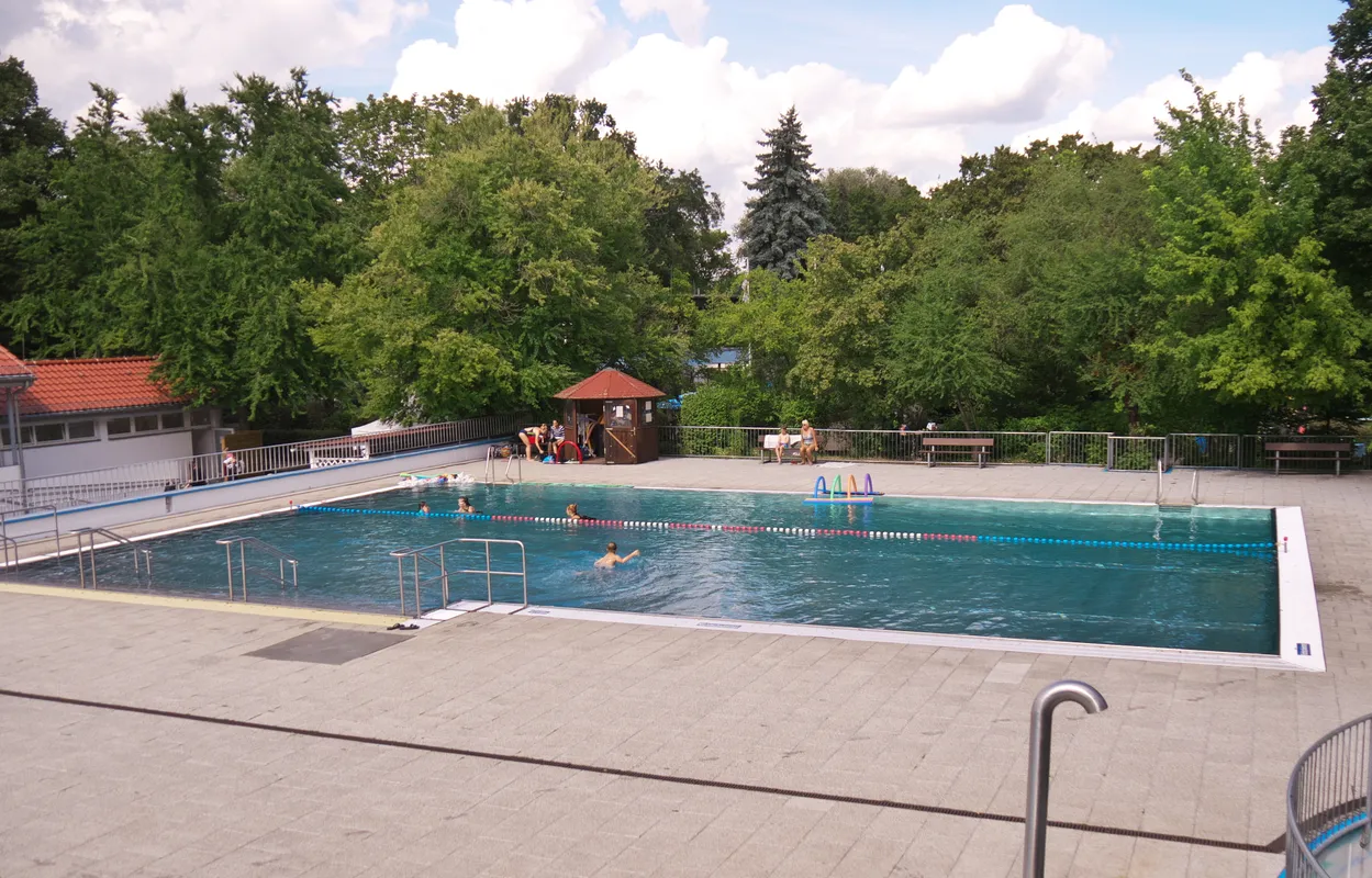 Das Lehrschwimmbecken ist 20 x 12 Meter groß und 0,6 bis 1,4 Meter tief.