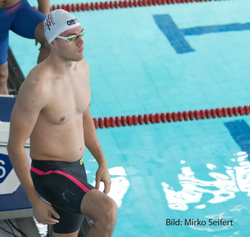 Alexander Litke vor seinen 50m Freistil (Foto: Mirko Seifert)