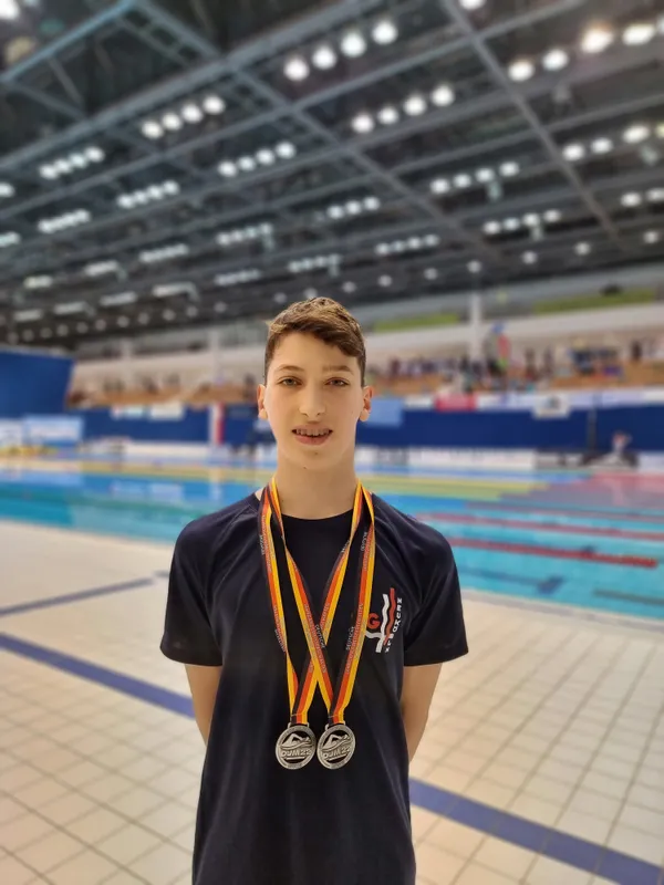 Louis Hoffmann gewinn Silber über 100m und 200m Brust