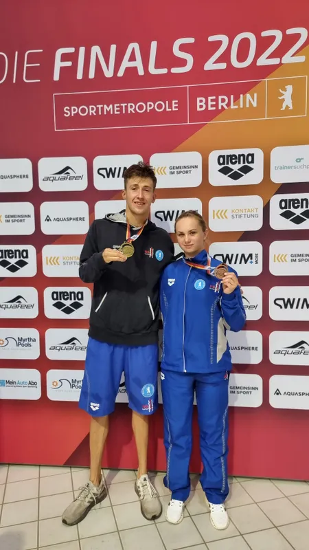 Malte Braunschweig und Cosima Reinicke mit ihren Medaillen