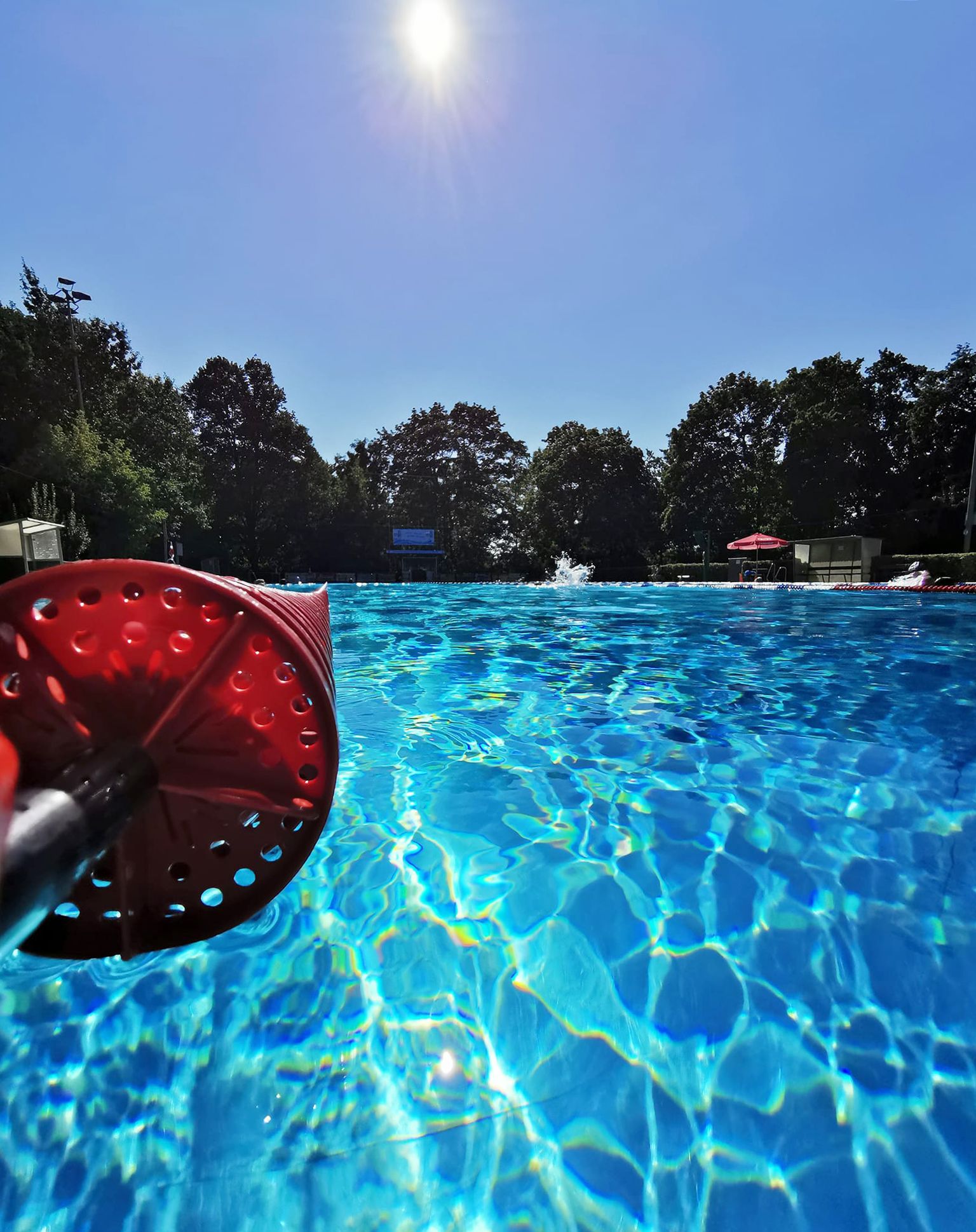 Ein Bild mit Schwimmbad im Sommer